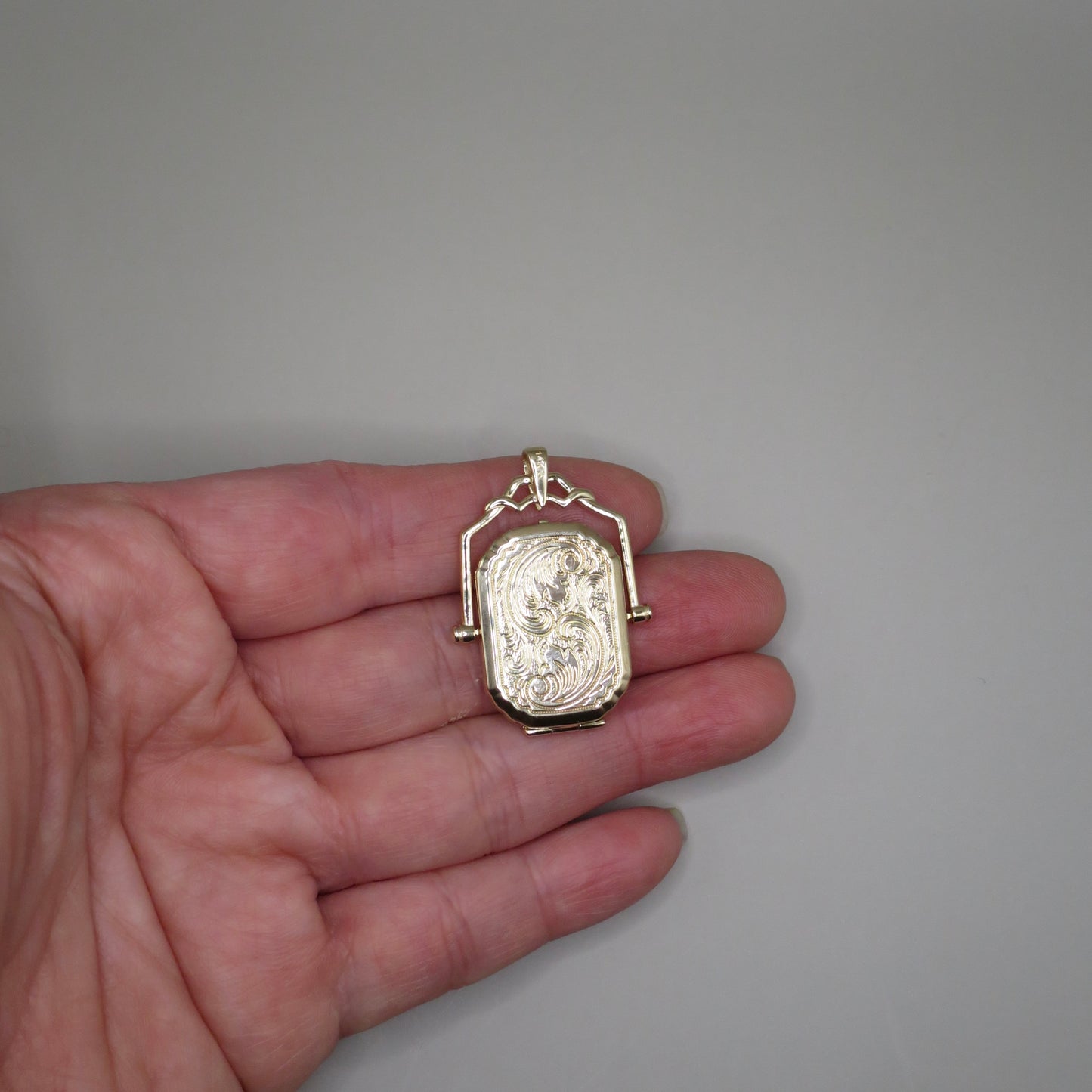 14K Yellow Gold Victorian Style Swivel Photo Locket Pendant
