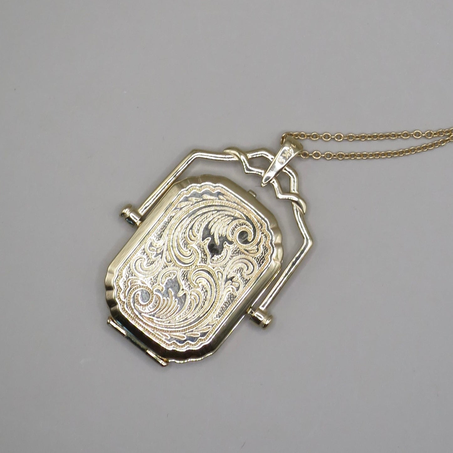 14K Yellow Gold Victorian Style Swivel Photo Locket Pendant