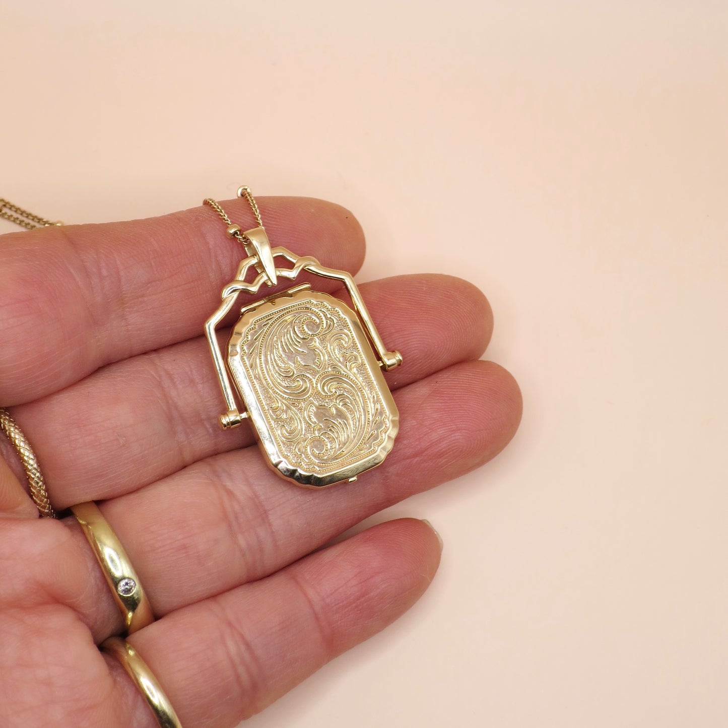 14K Yellow Gold Victorian Style Swivel Photo Locket Pendant