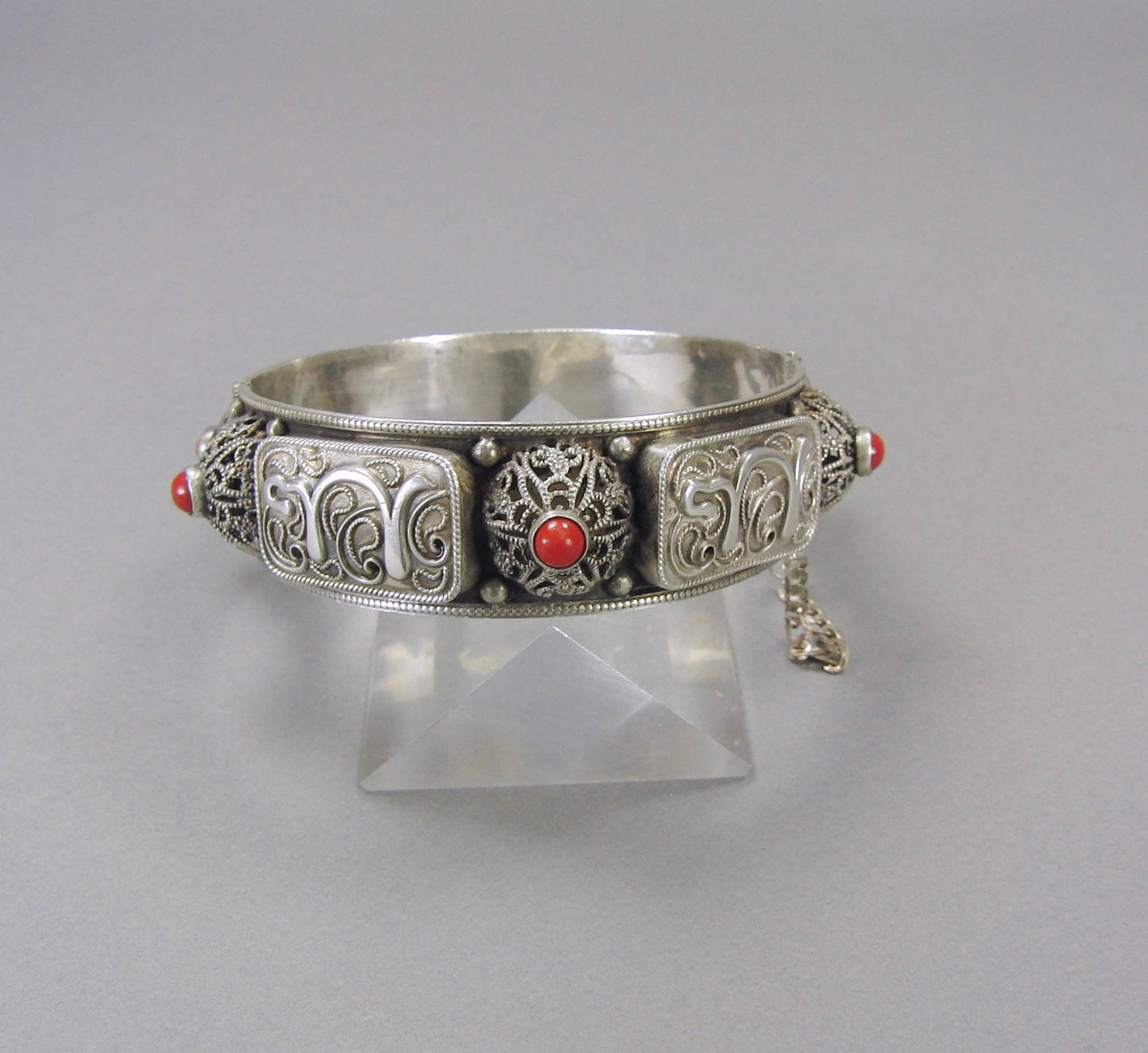 Vintage Sterling Silver Red Jasper Tribal Ethnic Filigree Medieval Hinged Bangle Bracelet