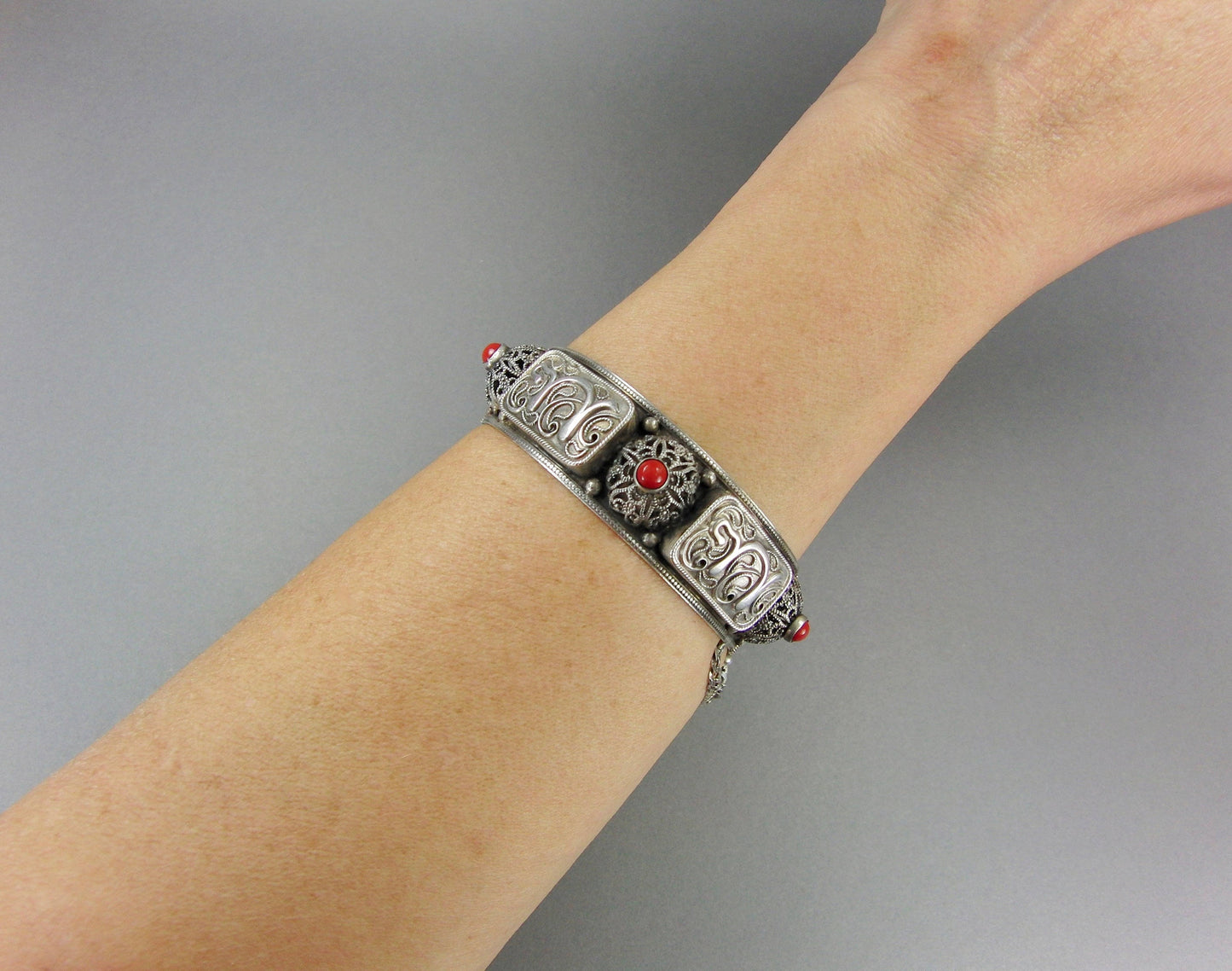Vintage Sterling Silver Red Jasper Tribal Ethnic Filigree Medieval Hinged Bangle Bracelet